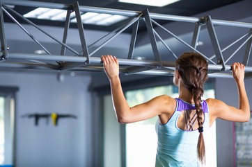 Young woman doing chin ups