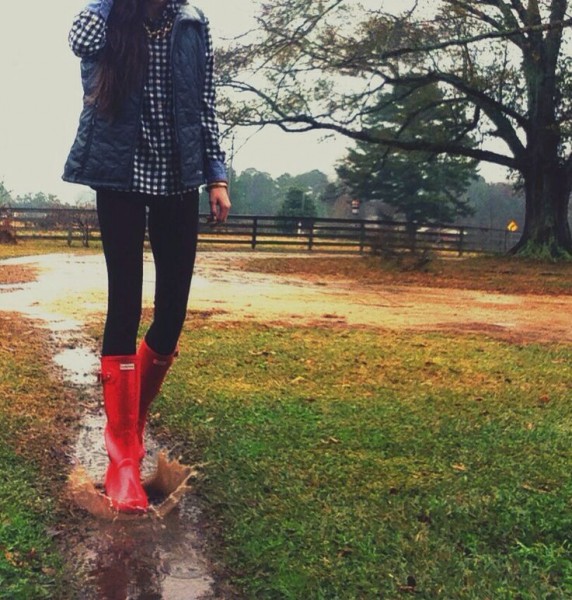 10 Cute Outfits with Red Hunter Rain Boots