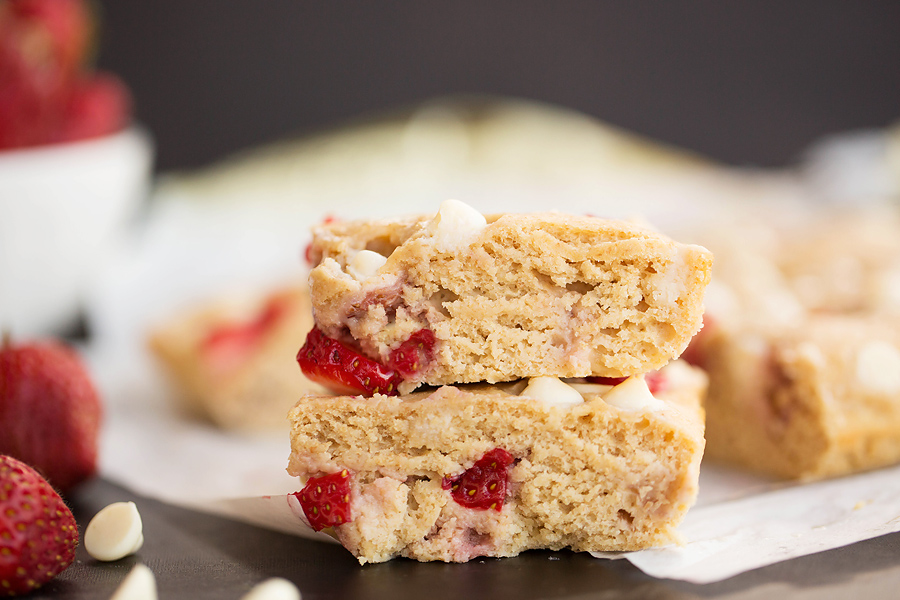 white chocolate strawberry blondies